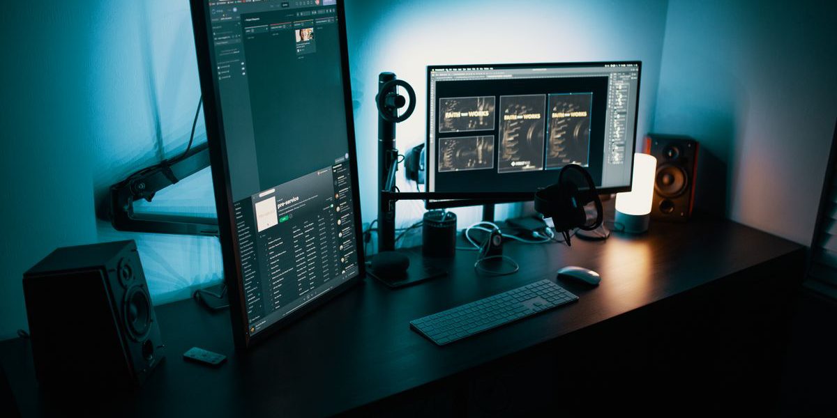 NordVPN 工程团队在机房讨论节点部署